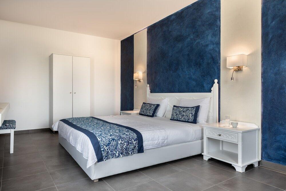 Foto de una habitación de Rivari Santorini Hotel