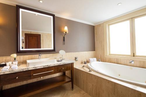 Foto del baño de Country Club Lima Hotel – The Leading Hotels of the World