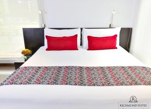 Foto de una habitación de Richmond Suites Hotel