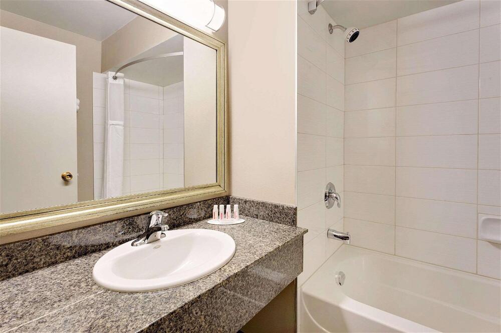 Foto del baño de Hotel Ramada by Wyndham Kamloops