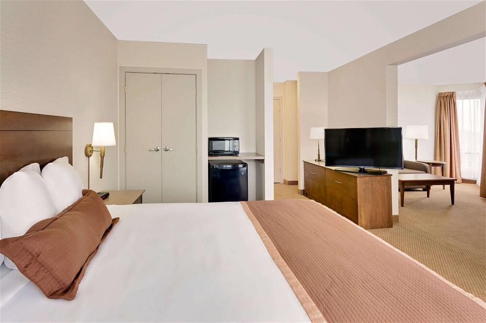 Foto de una habitación de Hotel Ramada by Wyndham Kamloops