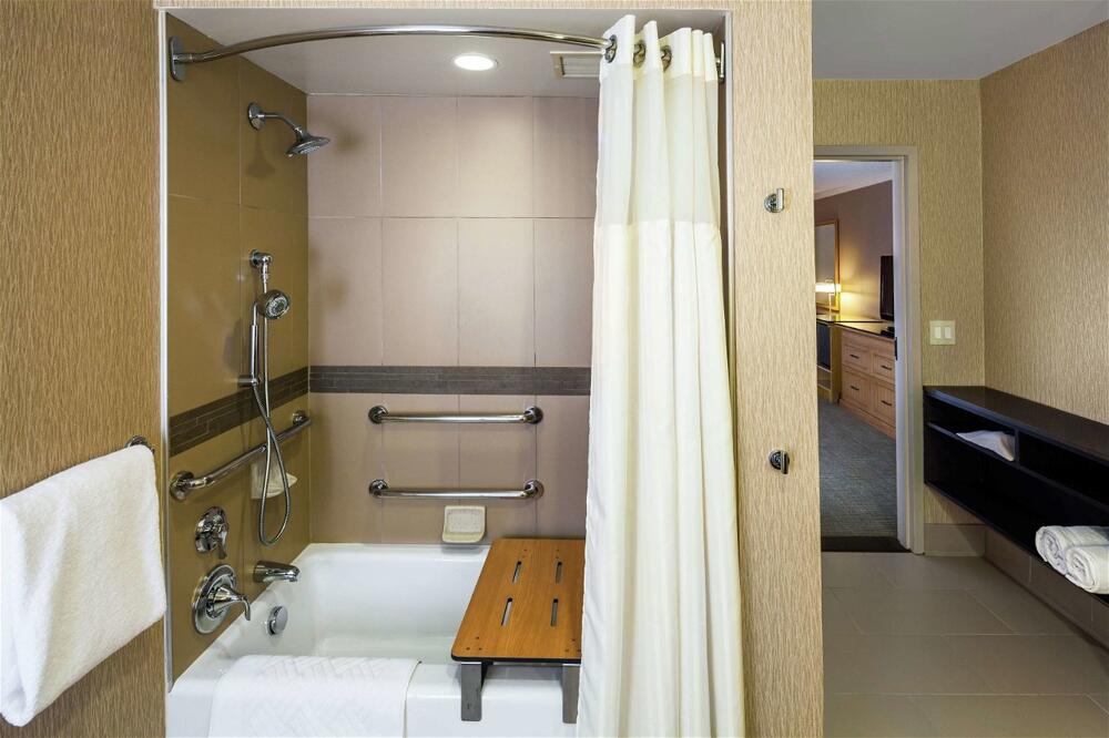 Foto del baño de Hotel DoubleTree by Hilton Sonoma Wine Country