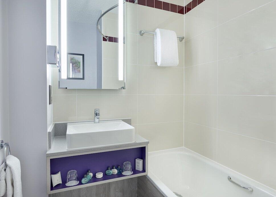 Foto del baño de Leonardo Hotel Exeter - Formerly Jurys Inn
