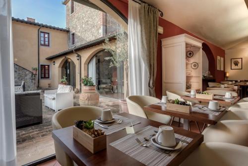 Foto de restauración de Hotel &amp;amp; Restaurant Casolare Le Terre Rosse