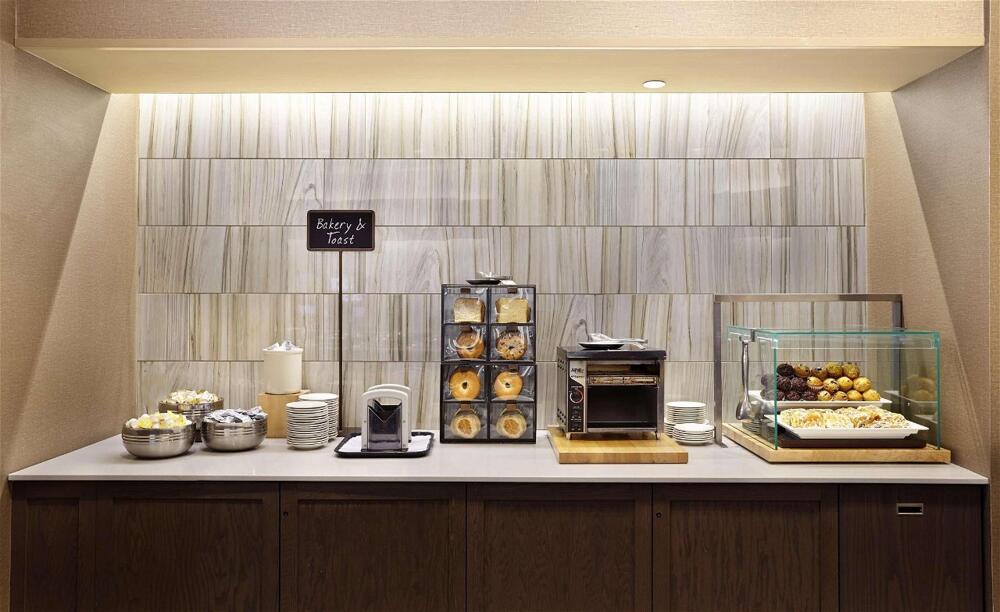 Foto de restauración de Hotel Embassy Suites Crystal City - National Airport