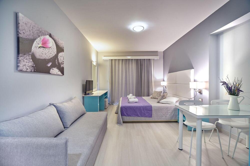 Foto de una habitación de Sunrise Village Hotel