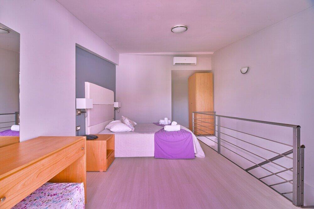 Foto de una habitación de Sunrise Village Hotel