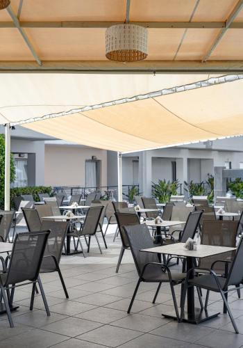 Foto de restauración de Sunrise Village Hotel