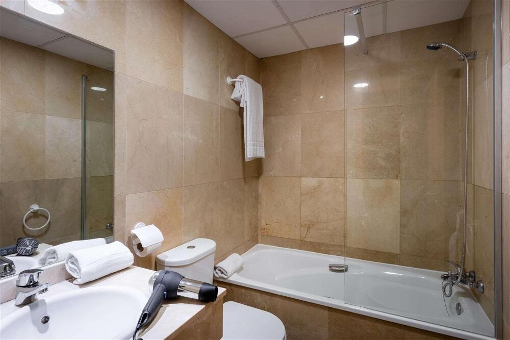 Foto del baño de Hotel Madrid Airport Suites, Affiliated by Meliá