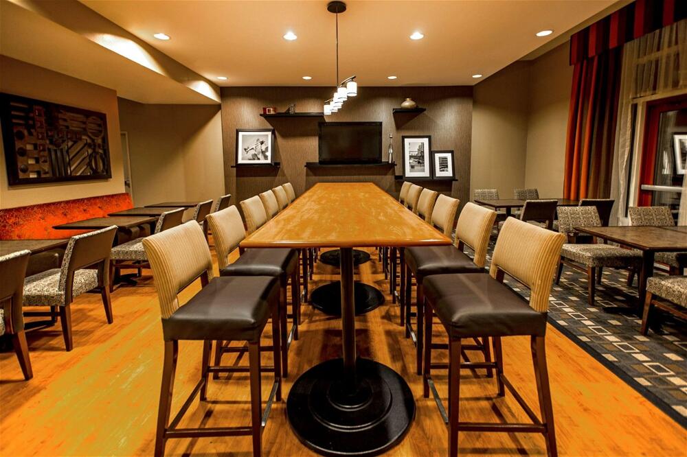 Dining – Hotel Hampton Inn New York - LaGuardia Airport
