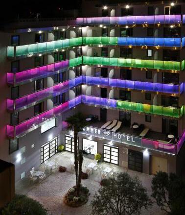 Foto del exterior de Summer Hotel