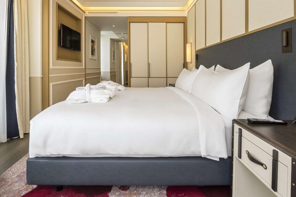 Foto de una habitación de Hotel The Emerald House Lisbon, Curio Collection By Hilton