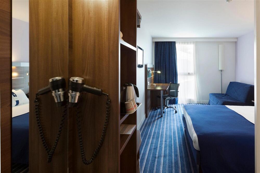Foto de una habitación de Holiday Inn Express Marseille Saint Charles, an IHG Hotel