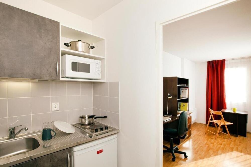 Foto de una habitación de Aparthotel Séjours &amp;amp; Affaires Caen Le Clos Beaumois