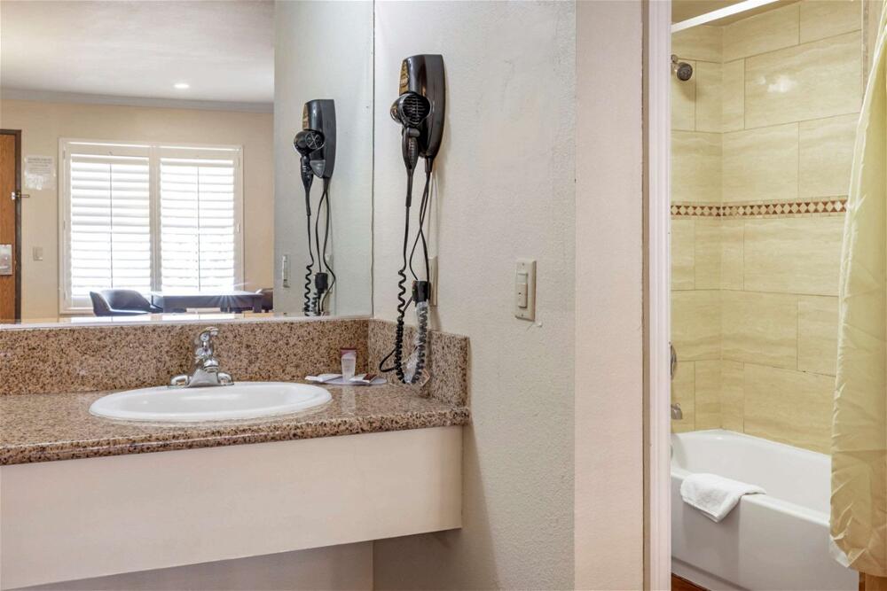 Foto del baño de Motel Econo Lodge Moreno Valley