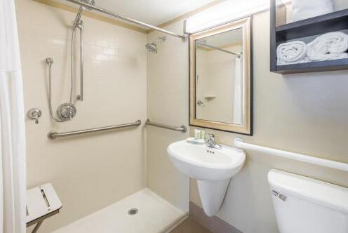 Foto del baño de Staybridge Suites Savannah Historic District, an IHG Hotel