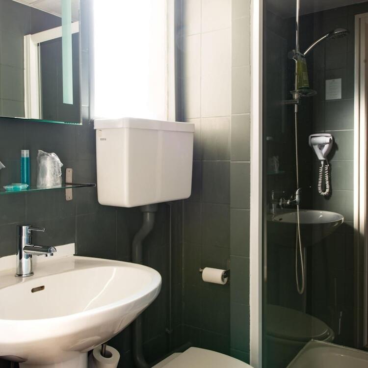 Foto del baño de Hôtel Atrium Mondial