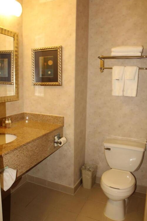 Foto del baño de Marco LaGuardia Hotel &amp;amp; Suites