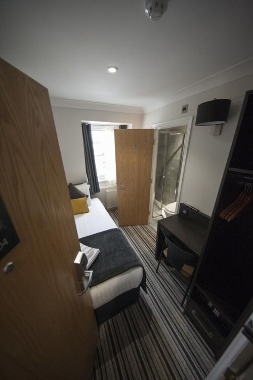 Foto de una habitación de Hotel St George&amp;#039;s Inn Victoria