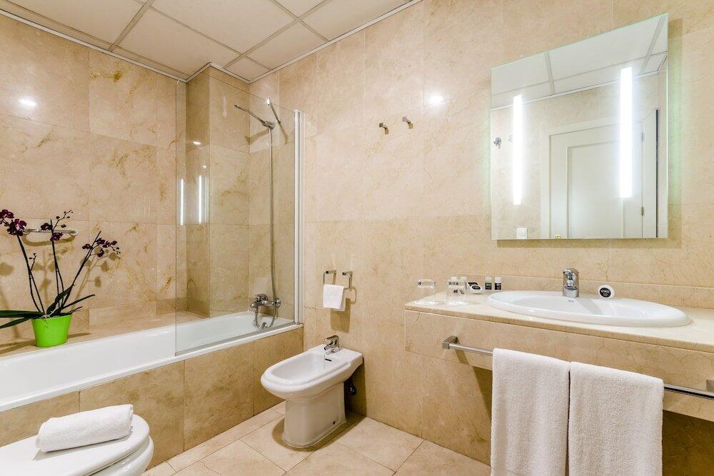 Foto del baño de Hotel Exe Suites 33