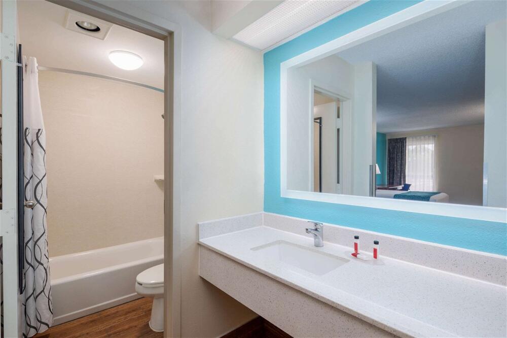 Foto del baño de Hotel Howard Johnson by Wyndham Savannah GA