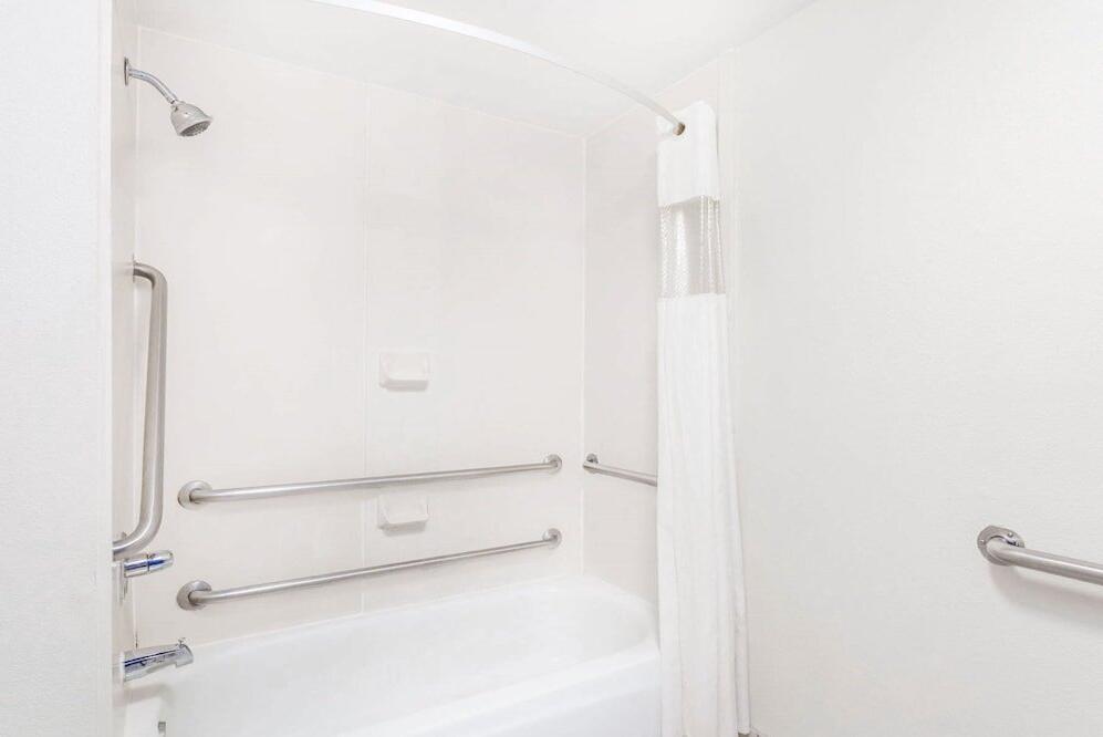 Foto del baño de Hotel Howard Johnson by Wyndham Savannah GA