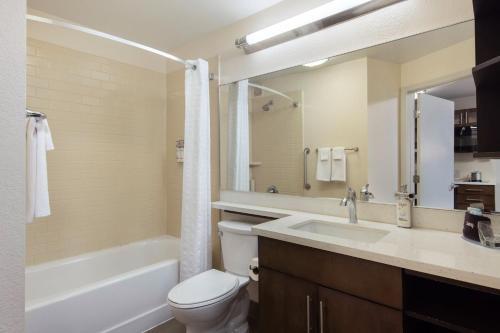 Foto del baño de Candlewood Suites Anaheim - Resort Area, an IHG Hotel