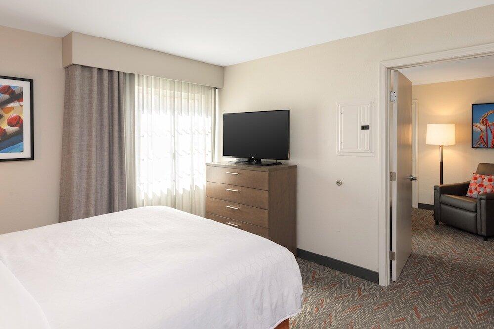 Foto de una habitación de Candlewood Suites Anaheim - Resort Area, an IHG Hotel