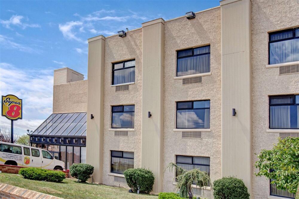 Foto del exterior de Hotel Super 8 by Wyndham Jamaica North Conduit