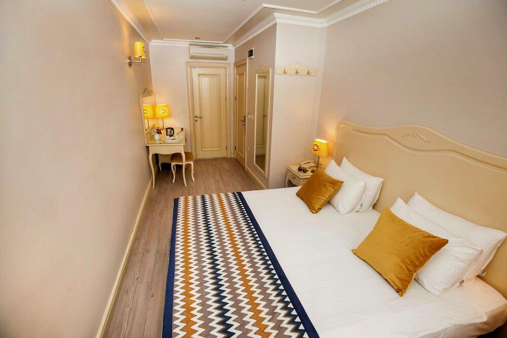 Foto de una habitación de Raymond Hotel