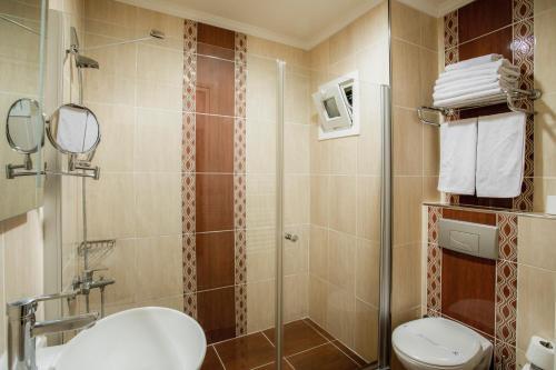 Foto del baño de Raymond Hotel