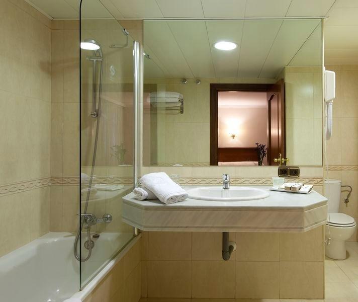 Foto del baño de Hotel Porcel Alixares