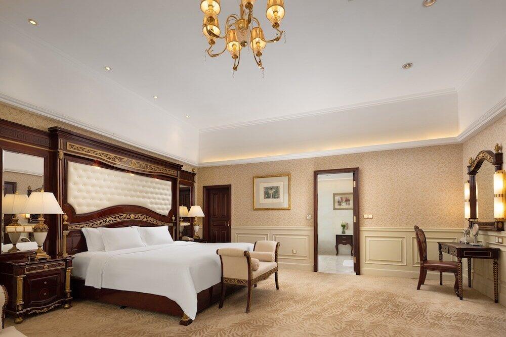 Foto de una habitación de Crowne Plaza Hotel &amp;amp; Suites Landmark Shenzhen, an IHG Hotel