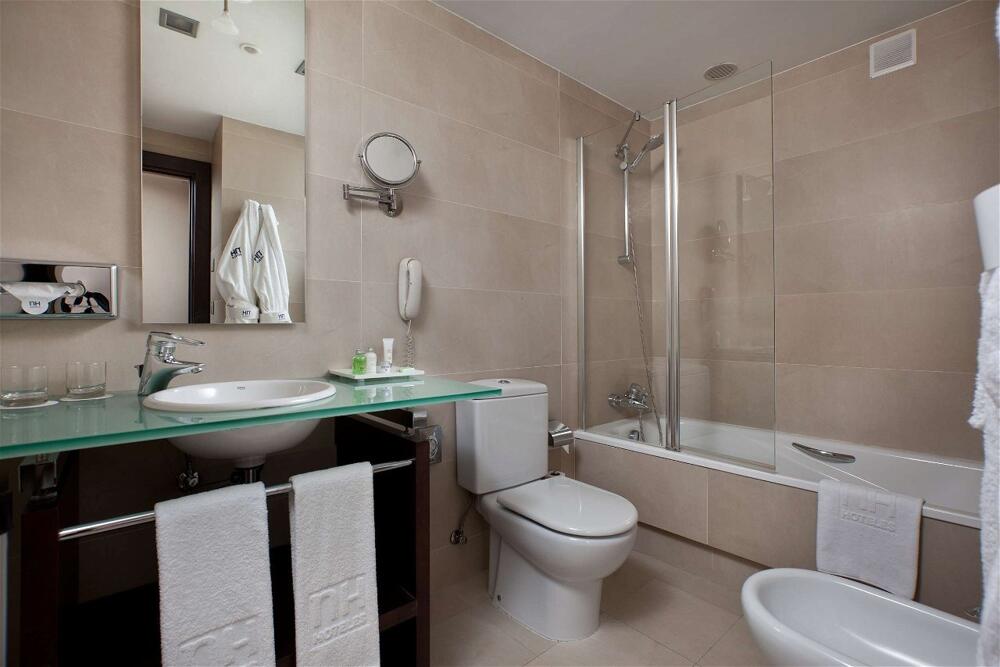 Foto del baño de Hotel NH Canciller Ayala Vitoria