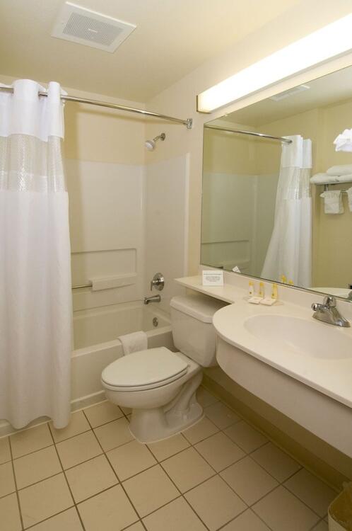 Foto del baño de Hotel Comfort Inn &amp;amp; Suites Airport Dulles-Gateway