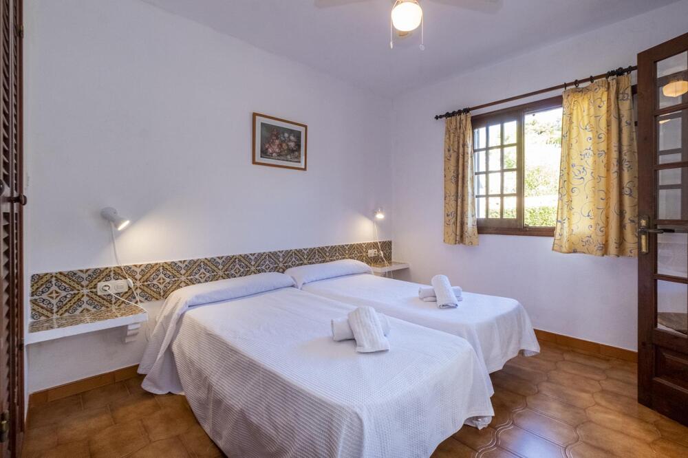 Foto de una habitación de Apartamentos Son Bou Gardens By MENORCARENTALS