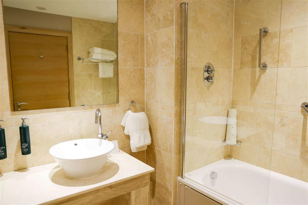 Foto del baño de Hotel DoubleTree by Hilton Milton Keynes
