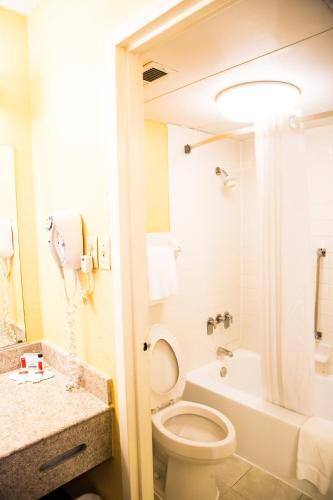 Foto del baño de Hotel Days Inn by Wyndham Alexandria South
