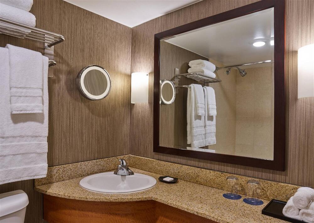 Foto del baño de Courtland Grand Hotel, Trademark Collection by Wyndham