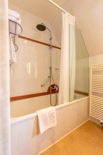 Foto del baño de The Black Swan Hotel