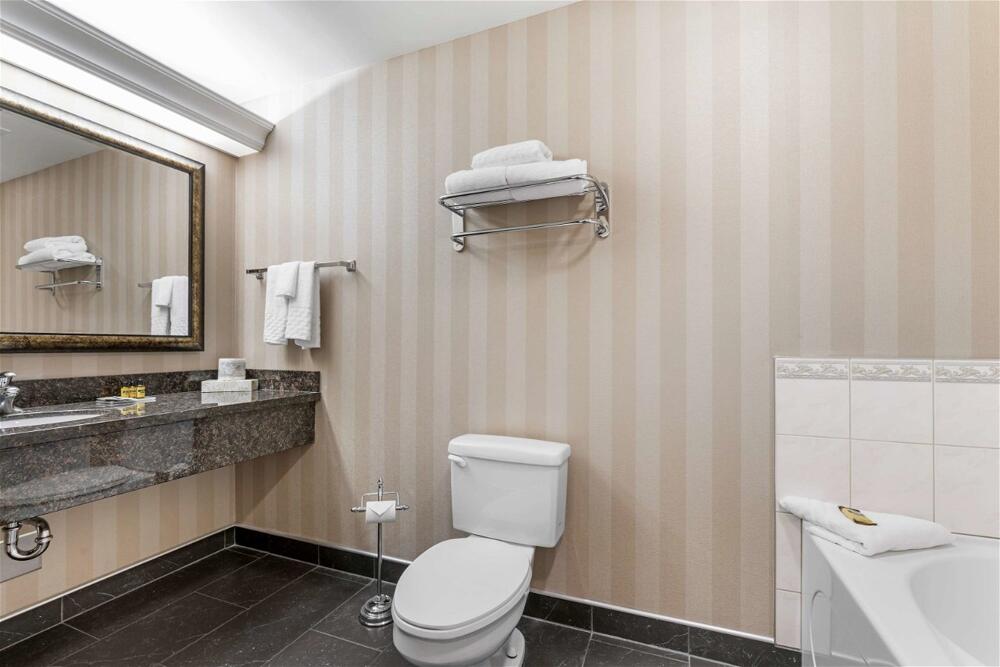 Foto del baño de Best Western Plus Kelowna Hotel &amp;amp; Suites