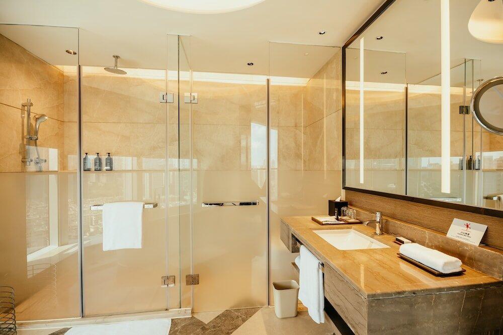 Foto de una habitación de Sheraton Guangzhou Hotel-Fully Upgraded in CBD-Free Canton Fair Shuttle Bus and Registration Counter