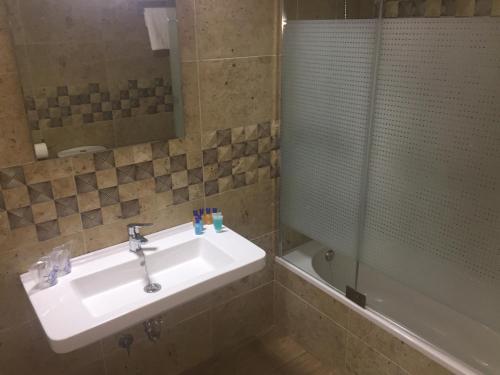 Foto del baño de Hotel Almadrabeta