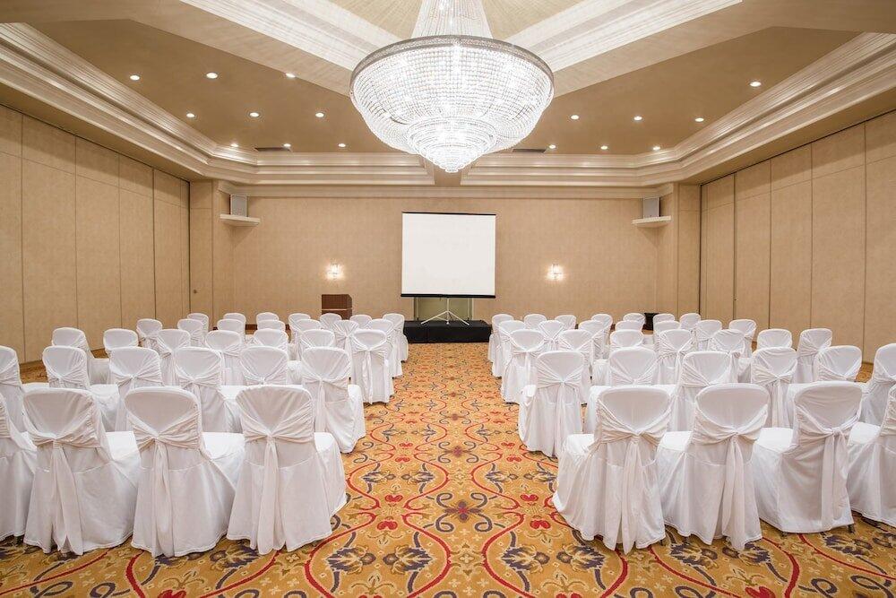 Foto de los servicios de Hamilton Plaza Hotel &amp;amp; Conference Center