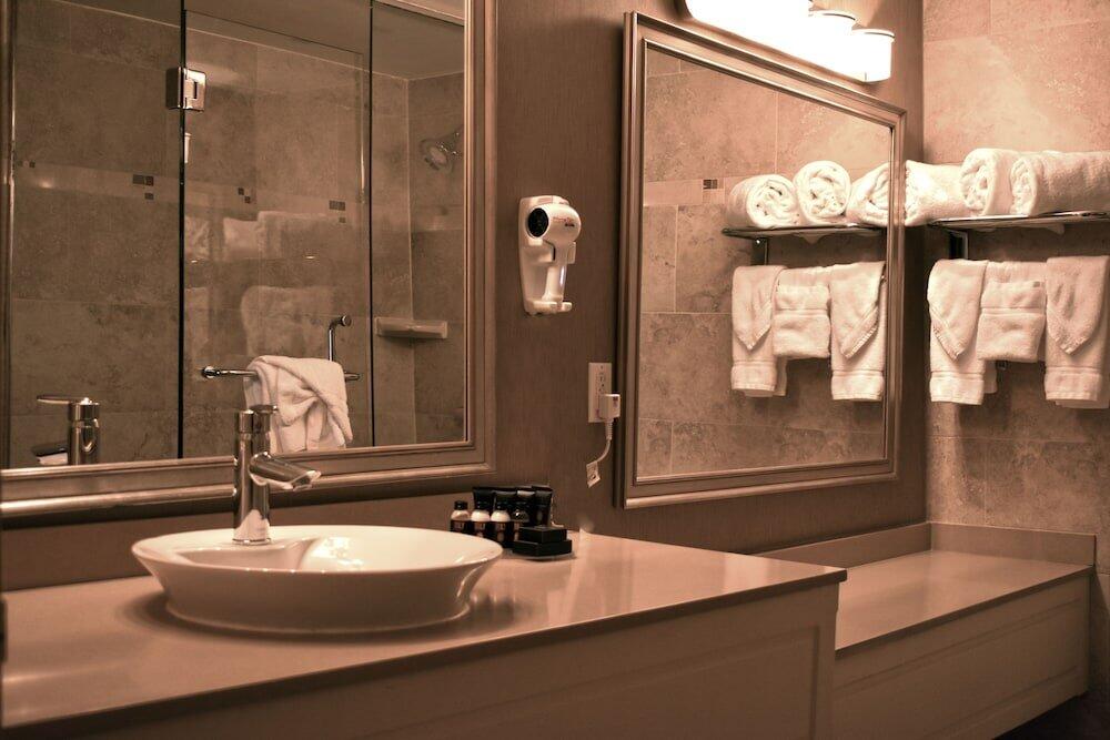 Foto del baño de Hamilton Plaza Hotel &amp;amp; Conference Center