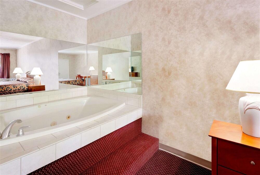 Bathroom – Hotel Knights Inn Traverse City