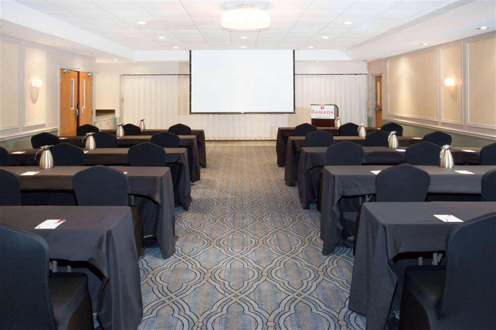 Foto de los servicios de Hotel Ramada Plaza by Wyndham Chicago North Shore