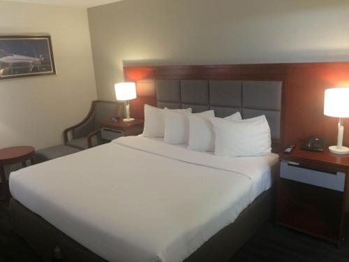 Foto de una habitación de Hotel Ramada Plaza by Wyndham Chicago North Shore