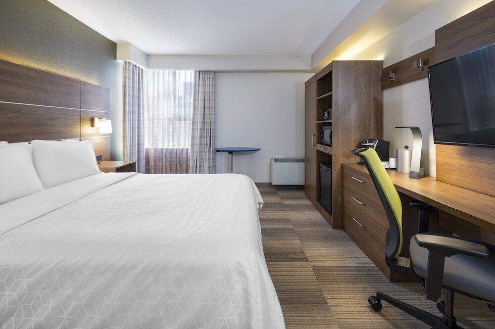Foto de una habitación de Holiday Inn Express Toronto Downtown, an IHG Hotel