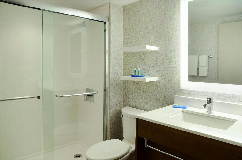 Foto del baño de Holiday Inn Express Toronto Downtown, an IHG Hotel